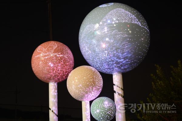 [크기변환]251202_[사진자료] 심학산 빛의 거리에 설치된 미디어아트 조형물 (1).jpg