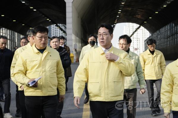 [크기변환]5-4. 정명근 화성특례시장이 현장에서 관계공무원에게 동탄숲 생태터널 안전 확보 관련 지시사항을 하달하고 있다.jpg