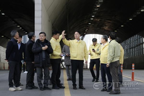 [크기변환]5-5. 정명근 화성특례시장이 현장에서 정구원 제1부시장 등 관계공무원에게 동탄숲 생태터널 안전 확보 관련 지시사항을 하달하고 있다.jpg