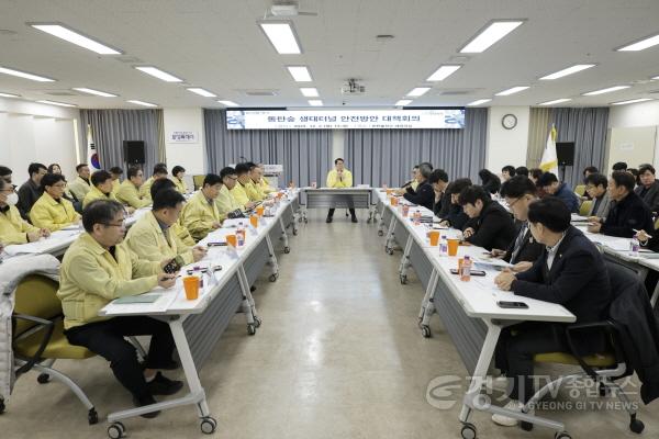 [크기변환]5-6. 정명근 화성특례시장이 동탄숲 생태터널 관련 재해예방 안전대책 회의를 주재하고 있다.jpg