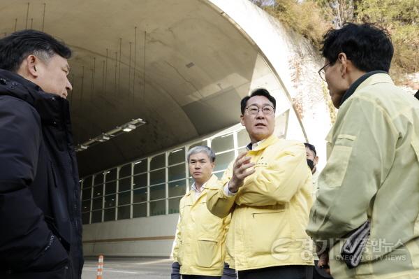 [크기변환]5-9. 정명근 화성특례시장이 현장에서 정구원 제1부시장 등 관계공무원에게 동탄숲 생태터널 안전 확보 관련 지시사항을 하달하고 있다.jpg