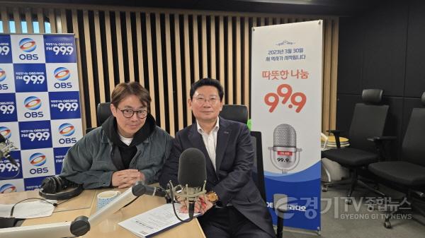 [크기변환]6. 이상일 용인특례시장 1일 OBS라디오에 출연해 용인의 반도체산업 투자 현황과 미래에 대해 설명했다..jpg