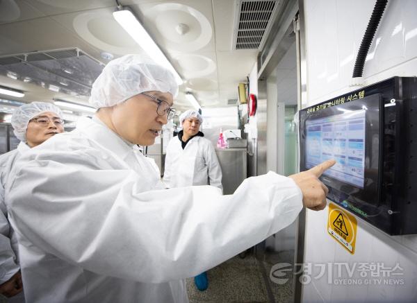 [크기변환]251203_임태희_교육감__학교_급식실_근로자_걱정_지나칠_수_없어__경기도형_환기설비_국가_표준_될터(사진)_(2).jpg