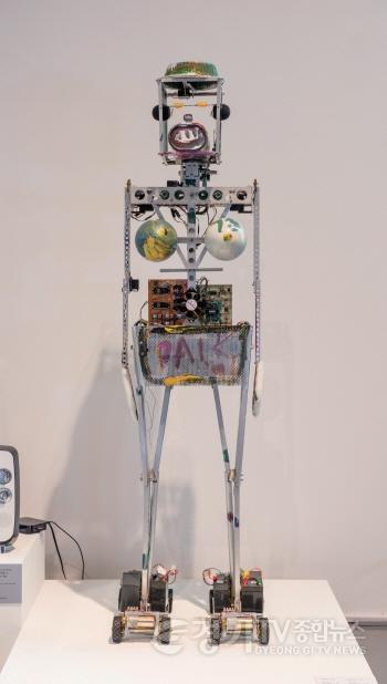[크기변환]백남준, 로봇 K-456, 1964(1996), 백남준아트센터 소장품.jpg