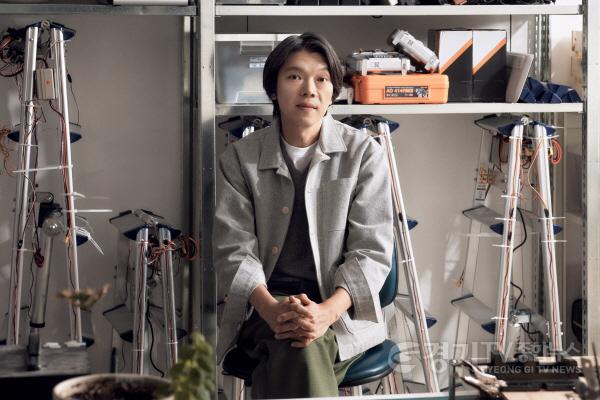 [크기변환]권병준 작가 사진.jpg