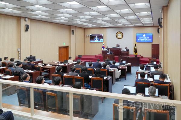 [크기변환]251203 제235회 안성시의회 제2차 정례회 제2차 본회의 개최.jpg