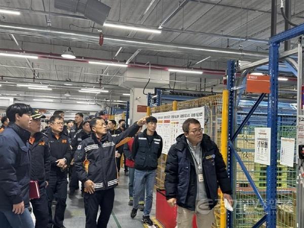 [크기변환]보도사진(신인철 안성소방서장이 물류센터 내 시설을 확인하는 모습).jpg