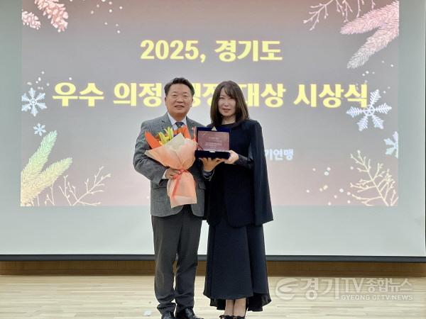 [크기변환]251204 방성환 위원장, 한국여성유권자경기연맹 ‘우수 의정ㆍ행정 대상’ 수상(1).jpg