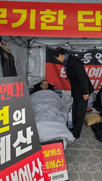 [크기변환]251204_윤재영_의원__“대표의원_단식_10일째..._김동연_지사의_무책임한_외면_규탄”(3).jpg