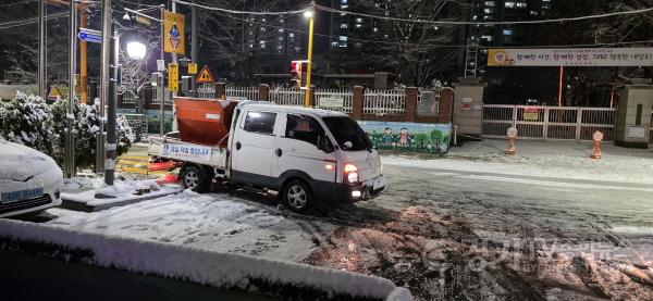 [크기변환]사진3)수원시, 제설 장비‧인력 투입해 제설 작업 총력.jpg