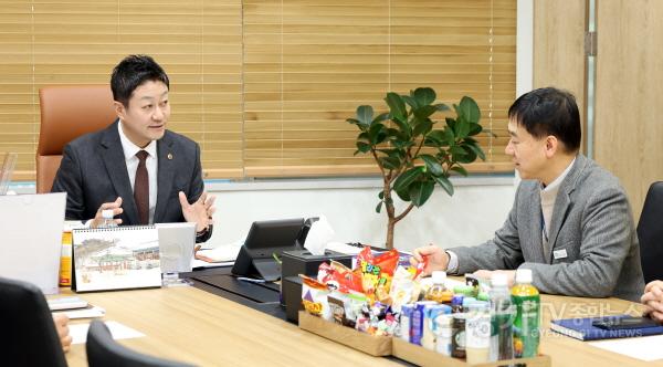 [크기변환]251205_김진경 의장, 시흥 AI 혁신클러스터 조성 사업 면밀 점검 (1).jpg