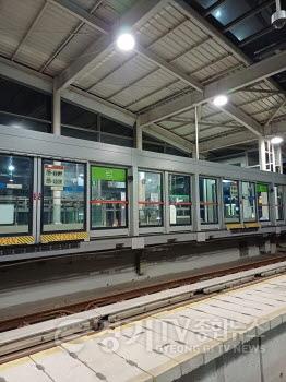 [크기변환]2. 용인특례시는 용인경전철 이용객의 안전을 위해 승강장 안전문 가동문 이탈방지 가이드 슈 보강공사를 마쳤다..jpg