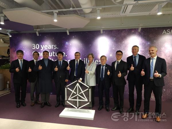 [크기변환]7. 조승문 화성특례시 제2부시장이 히쳄 엠사드 ASM CEO, 이영석 ASM 코리아 대표 등 주요 내빈들과 기념촬영을 하고 있다.jpg