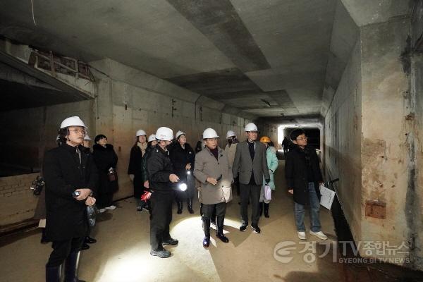 [크기변환]정책기획과-구미동 성남물빛정원 지하 공동구 활용도를 찾기 위해 진행 중인 시민 탐사대 프로그램에 참여 중인 신상진 성남시장.jpg