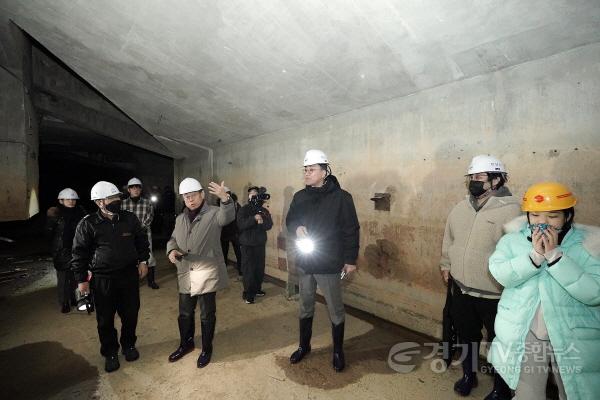[크기변환]정책기획과-구미동 성남물빛정원 지하 공동구 활용도를 찾기 위해 진행 중인 시민 탐사대 프로그램에 참여한 신상진 성남시장.jpg