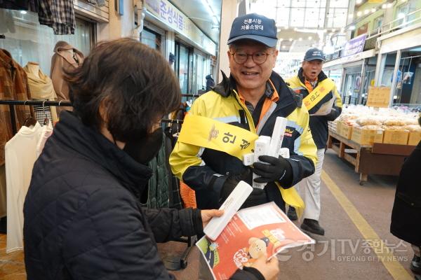 [크기변환]보도사진(안성소방서 의용소방대원이 안심콜 안내문을 나눠주고 있는모습).JPG