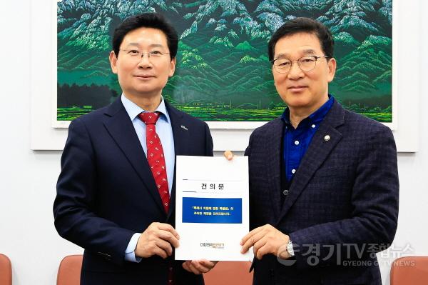 [크기변환]11-1. 이상일 용인특례시장(왼쪽)은 10일 신정훈 국회 행정안전위원회 위원장(오른쪽)에게 특례시장협의회 공동명의로 작성된 특례시 지원에 관한 특별법 제정 촉구 건의문을 전달했다.jpg