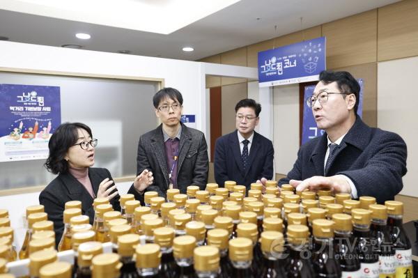 [크기변환]1-5. 정명근 화성특례시장이 나래울마켓 내 먹거리기본코너 현장을 점검 하고 있다.jpg