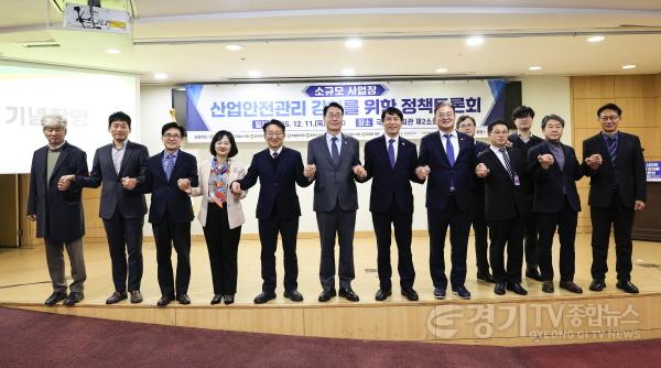 [크기변환]6-2. 정명근 화성특례시장이 이학영 국회부의장, 권칠승 국회의원 등 참석 내빈들과 기념 촬영을 하고 있다.jpg