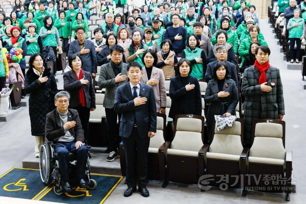 [크기변환]3.시의원 및 새마을지도자 국민의례 모습.jpg