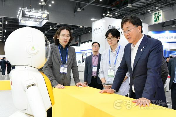 [크기변환]3. 이민근 안산시장이 킨텍스에서 열린 2024로보월드에서 관계자로부터 휴머노이드로봇에 대한 설명을 청취하고 있다..jpeg