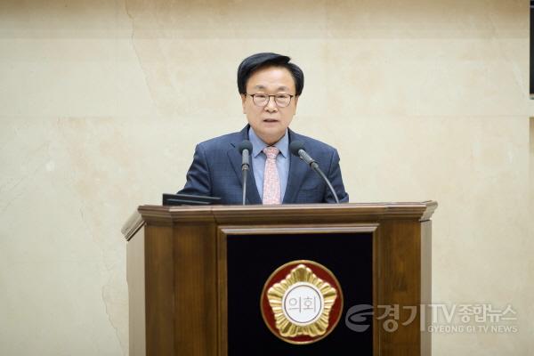 [크기변환]사진1. 김영식 용인특례시의원이 12일 열린 제297회 정례회 제4차 본회의에서 5분 자유발언을 하고 있다..jpg