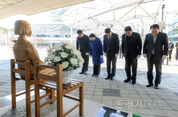 [크기변환]251212 김진경 의장, 평화의 소녀상 건립 7주년 추모식...올바른 역사 인식 확립되도록 최선 다할 것 (2).jpg
