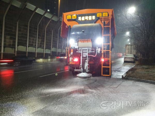 [크기변환]사진2)수원시, 블랙아이스 대비해 도로에 제설제 살포.jpg