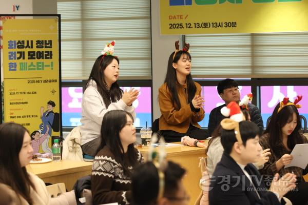 [크기변환]1-2. 화려한 페스타에 참가한 청소년들이 축하공연을 즐기고 있다.jpg