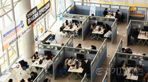 [크기변환]7-4. 14일 용인특례시청에서 ‘용인특례시 2026학년도 하반기 대학입시 박람회’가 열렸다.jpg