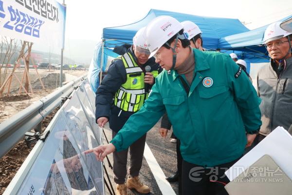 [크기변환]6-2. 이상일 용인특례시장은 11일 용인반도체클러스터 산업단지 주출입도로 공사현장을 방문했다.jpg
