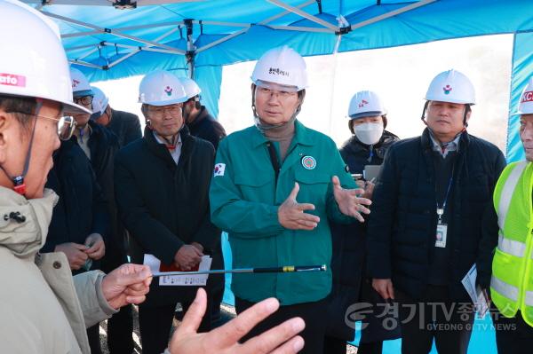 [크기변환]6-5. 이상일 용인특례시장은 11일 용인반도체클러스터 연결도로 중 보개원삼로 확포장 공사 현장을 방문했다.jpg