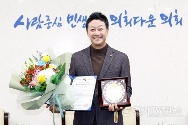 [크기변환]251215 김진경 의장, 2025년 우수 의정·행정대상 수상...도민 행복 위해 더욱 노력할 것 (1).jpg