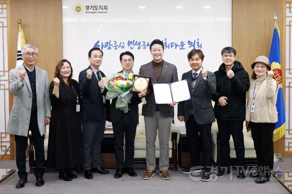 [크기변환]251215 김진경 의장, 2025년 우수 의정·행정대상 수상...도민 행복 위해 더욱 노력할 것 (2).jpg