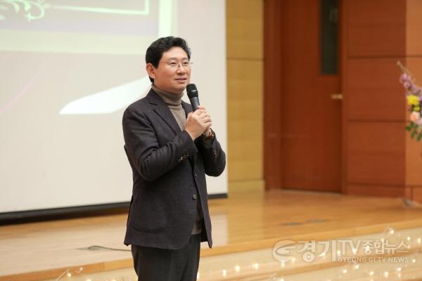 [크기변환]7-2. 이상일 용인특례시장은 15일 2025년 지역 문화예술 발전 유공자 표창장 수여식에 참석했다.JPG