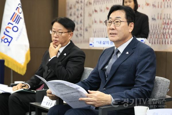 [크기변환]9-1. 정명근 화성특례시장이 공공형 계절노동자 도입에 관한 설명을 하고 있다.jpg