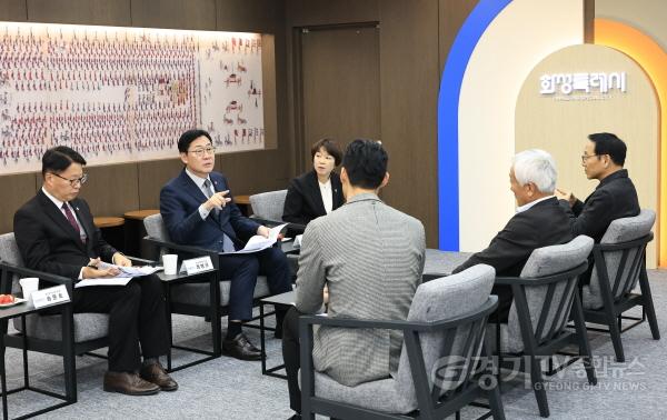 [크기변환]9-4. 정명근 화성특례시장이 공공형 계절노동자 도입에 관한 설명을 하고 있다 (1).jpg
