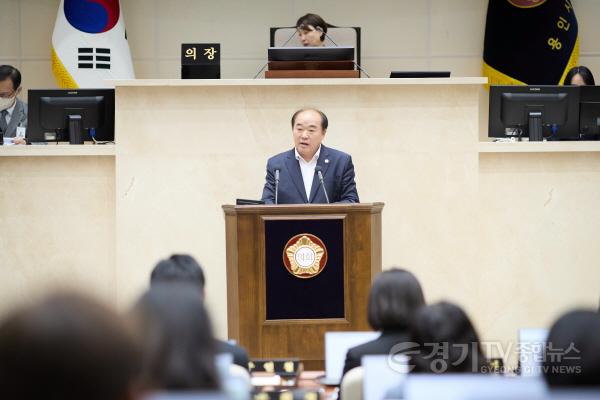 [크기변환]사진1. 용인특례시의회 김운봉 의원이 16일 열린 제298회 임시회 제1차 본회의에서 5분 자유발언을 하고 있다..jpg