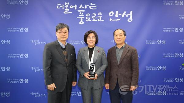 [크기변환]2. (복지정책과) 복지정보도우미 감사패 전달식.jpg