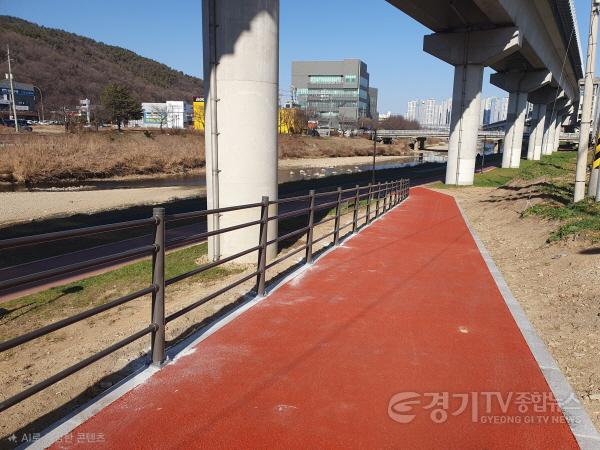[크기변환]2. 용인특례시 처인구가 고림동 103-48번지 일대 경안천에 진입로를 조성했다..jpg