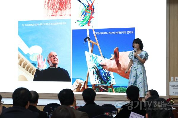 [크기변환]1-2. 16일 제205차 화성경제인포럼에서 이수정 (주)아인아르스 대표이사가 강연을 하고 있다.jpg