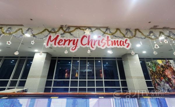 [크기변환]2. 이천시청 로비 새단장 연말 따뜻한 분위기 가득한 빛의 도시 이천3.jpg