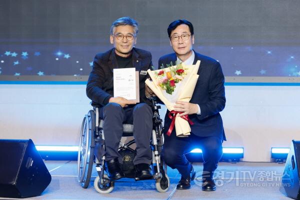 [크기변환]3.이용운 의원과 정명근 시장 기념 사진.jpg