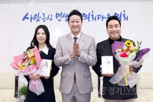 [크기변환]251217 김진경 의장, 배우 유승민, 개그맨 장재영·한현민, 가수 키니 홍보대사 신규 위촉...도민과의 소통의 다리가 되어주길 기대 .jpg