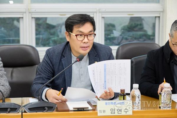 [크기변환]20251218 의원연구단체 Sports City(스포츠시티) 8, 부서 및 용인FC 강평회(3).jpg