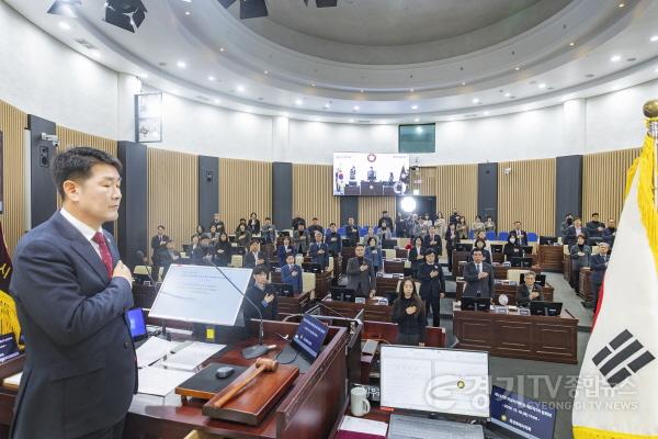 [크기변환]2.배정수 의장 및 전체 시의원 국민의례.jpg