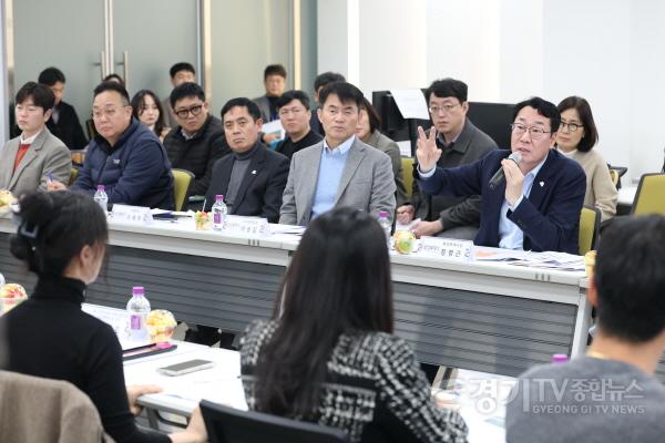 [크기변환]9-2. 정명근 화성특례시장이 동탄2신도시 입주자대표 회장단 소통간담회에서 개인형 이동장치 운행 규제에 대한 설명을 하고 있다 (1).jpg