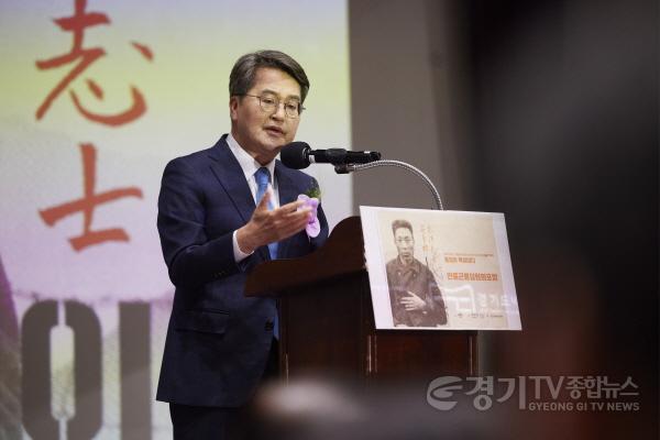 [크기변환]안중근 유묵 ‘장탄일성 선조일본’ 첫 공개(1).jpg