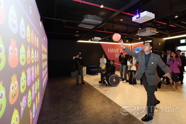 [크기변환]2-1. 정명근 화성특례시장이 AR 스포츠 체험시설을 시연하고 있다..jpg