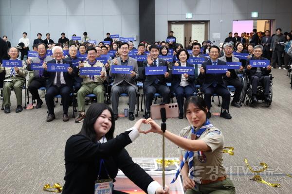 [크기변환]2-4. 정명근 화성특례시장이 참석 내빈들과 함께 화성 서해마루 유스호스텔 개관식 세레모니를 하고 있다.jpg